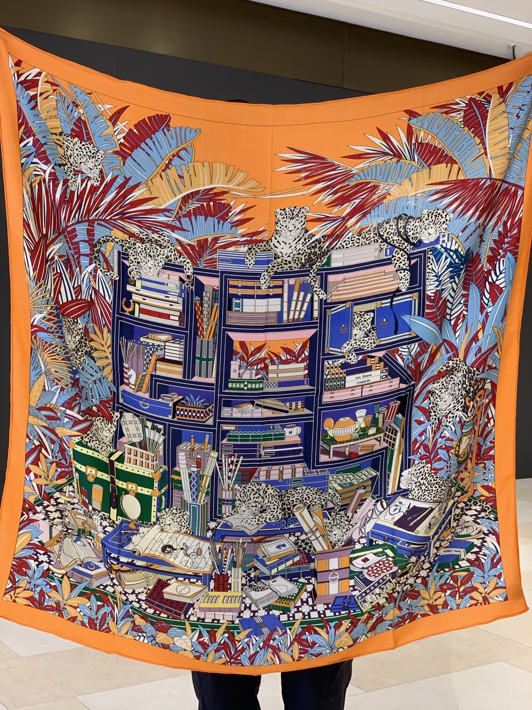 爱马仕新款双面同色 品名：十二花豹 面料：丝羊绒尺寸：140*140十二只花豹享受惬意休憩的时光。它们慵