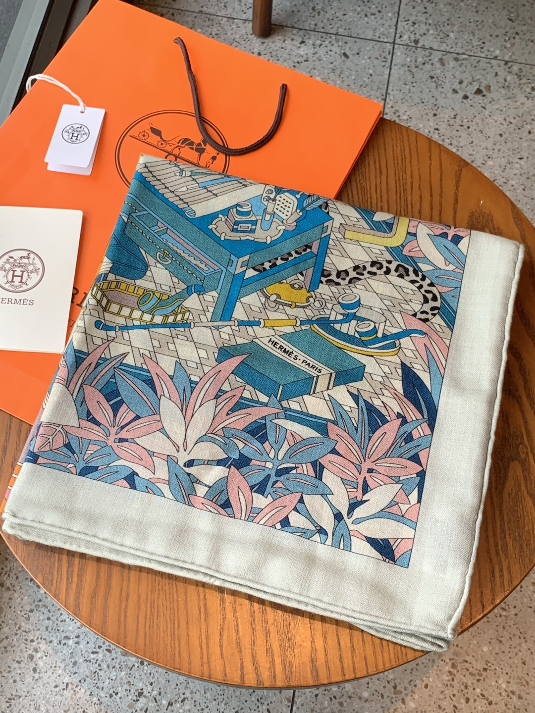 爱马仕新款双面同色 品名：十二花豹 面料：丝羊绒尺寸：140*140十二只花豹享受惬意休憩的时光。它们慵