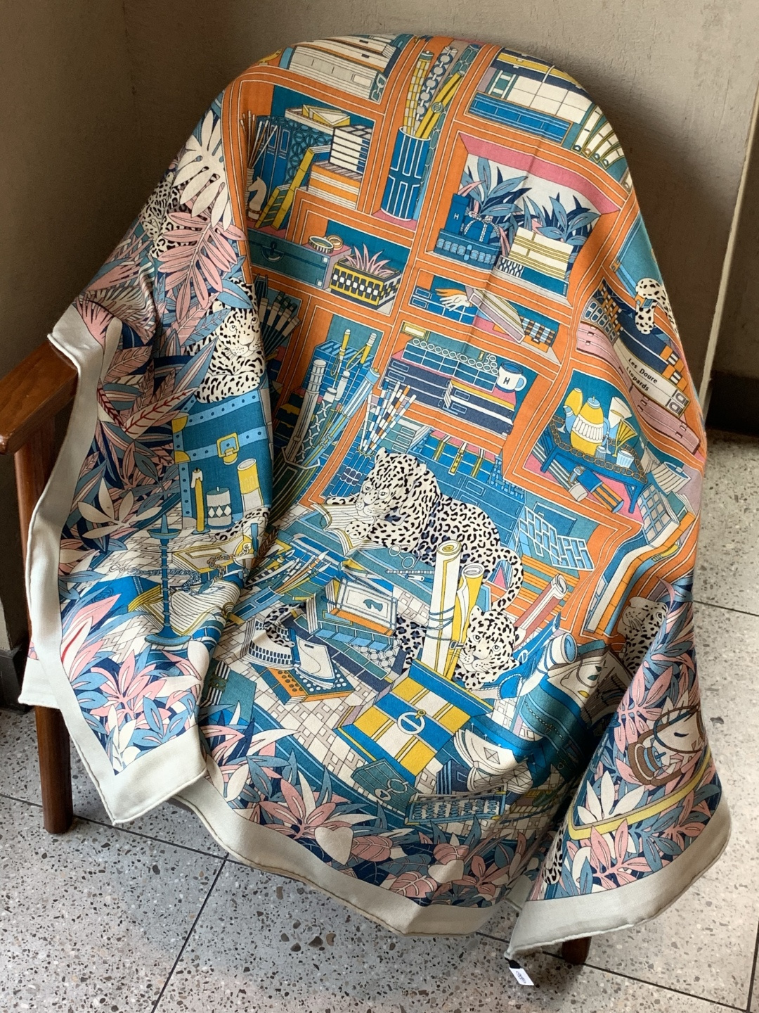 爱马仕新款双面同色 品名：十二花豹 面料：丝羊绒尺寸：140*140十二只花豹享受惬意休憩的时光。它们慵