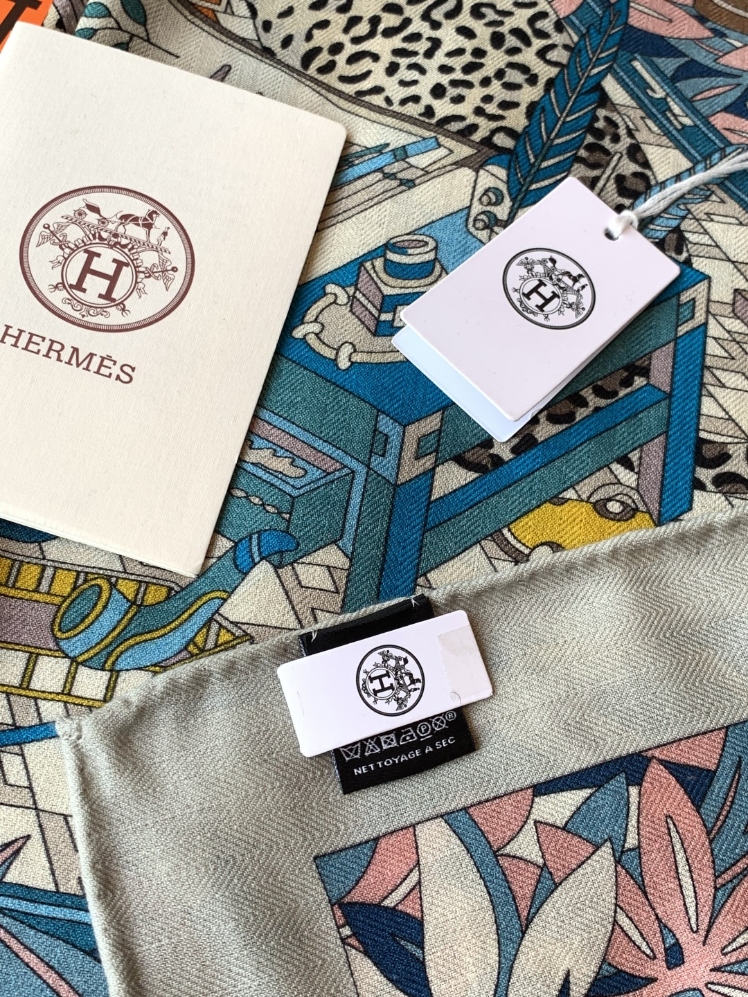 爱马仕新款双面同色 品名：十二花豹 面料：丝羊绒尺寸：140*140十二只花豹享受惬意休憩的时光。它们慵