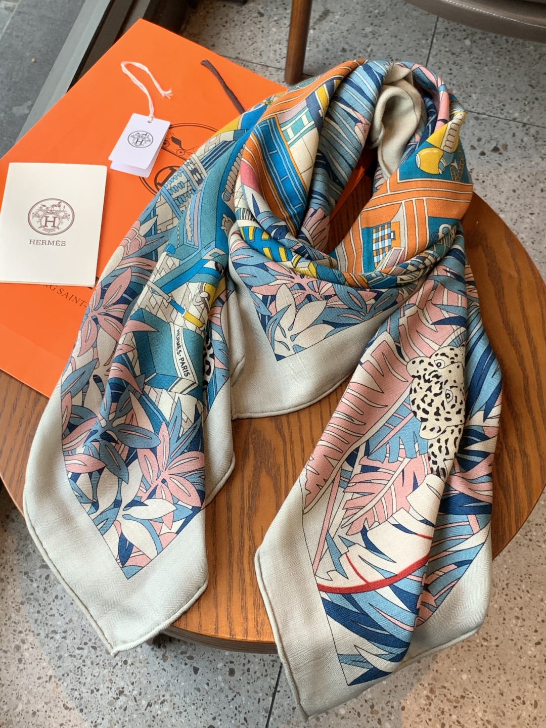 爱马仕新款双面同色 品名：十二花豹 面料：丝羊绒尺寸：140*140十二只花豹享受惬意休憩的时光。它们慵