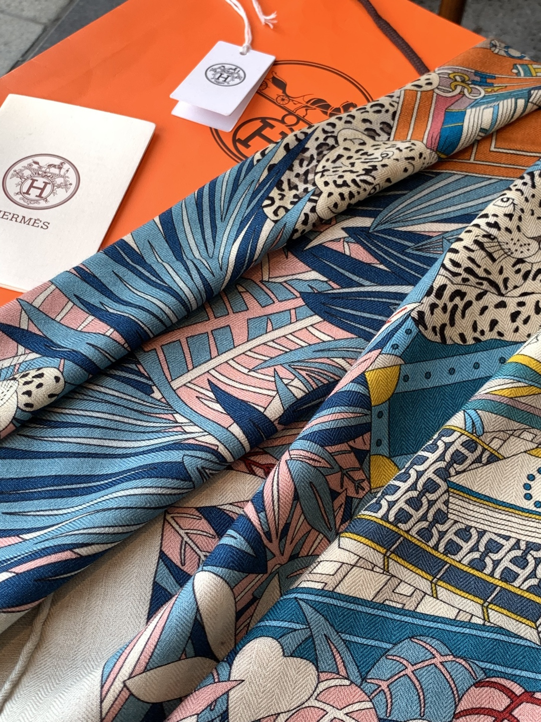 爱马仕新款双面同色 品名：十二花豹 面料：丝羊绒尺寸：140*140十二只花豹享受惬意休憩的时光。它们慵