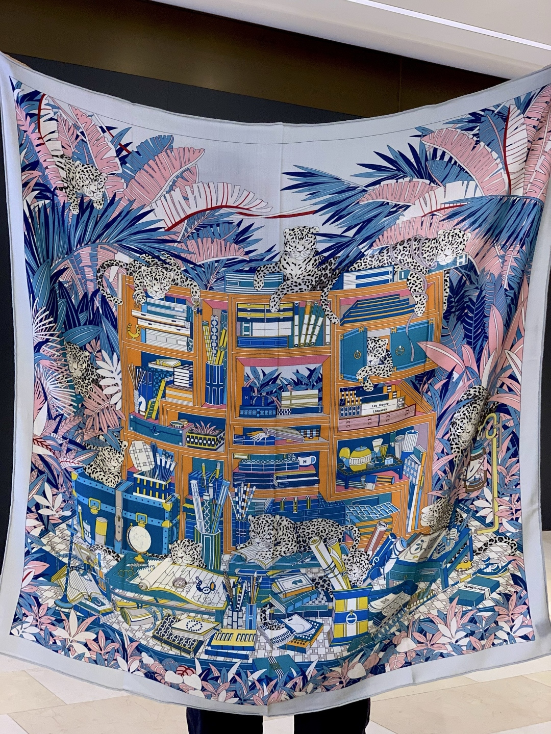 爱马仕新款双面同色 品名：十二花豹 面料：丝羊绒尺寸：140*140十二只花豹享受惬意休憩的时光。它们慵