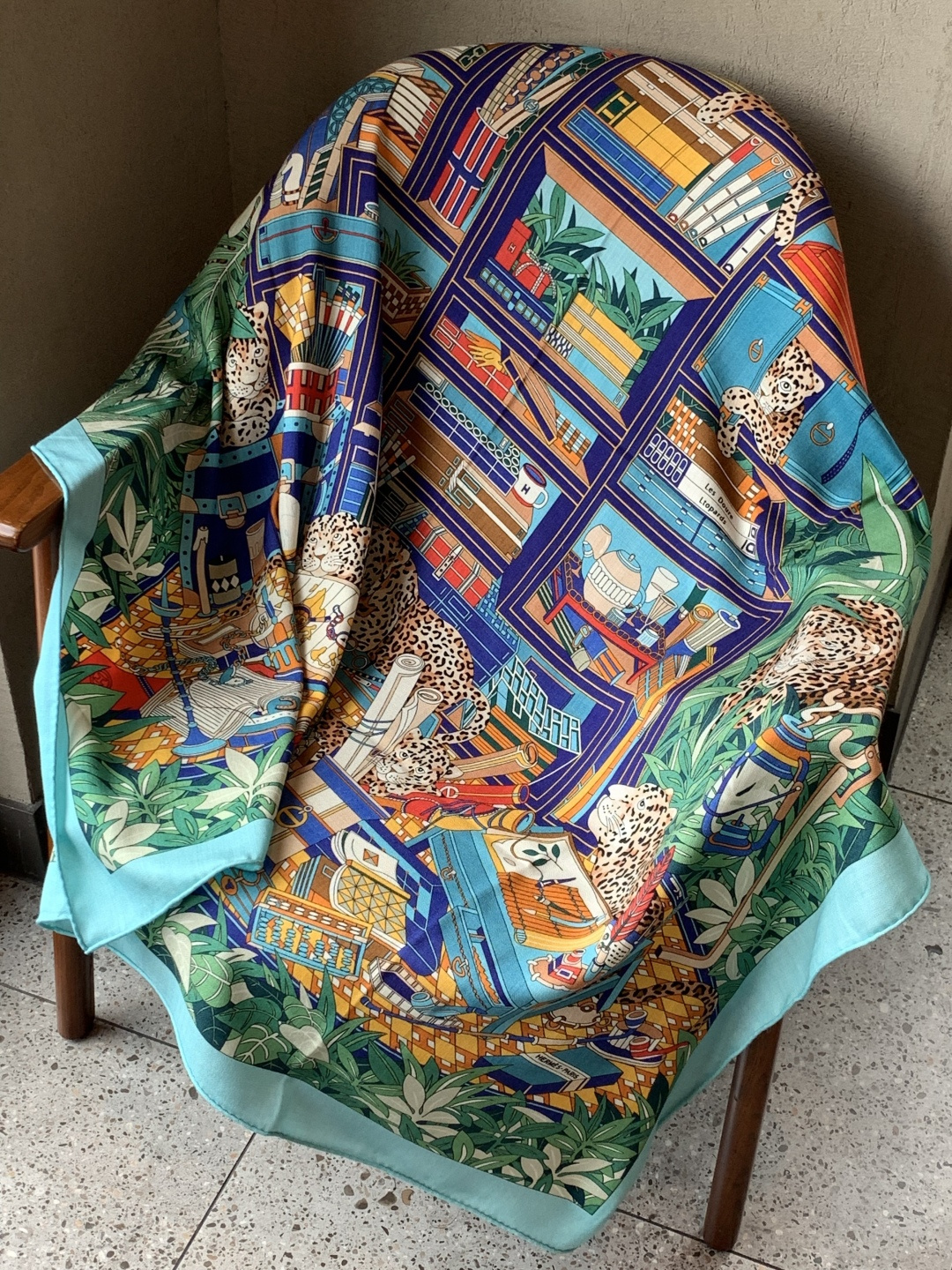 爱马仕新款双面同色 品名：十二花豹 面料：丝羊绒尺寸：140*140十二只花豹享受惬意休憩的时光。它们慵