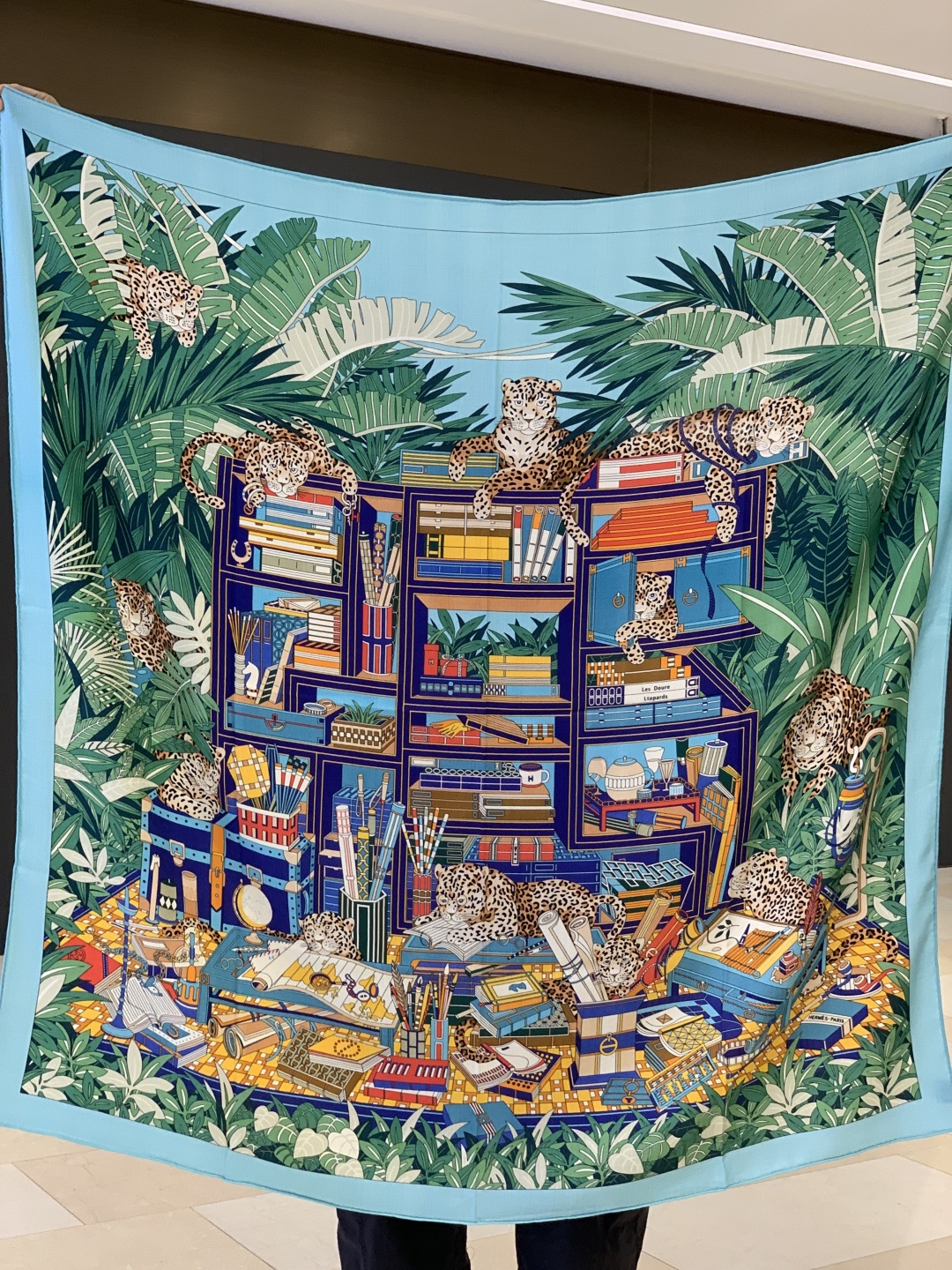 爱马仕新款双面同色 品名：十二花豹 面料：丝羊绒尺寸：140*140十二只花豹享受惬意休憩的时光。它们慵