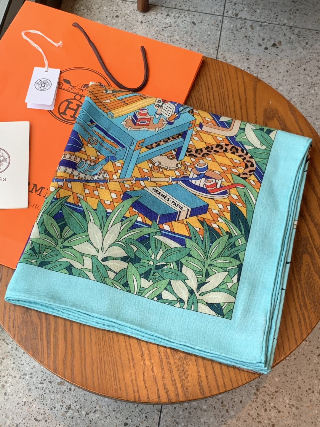 爱马仕新款双面同色 品名：十二花豹 面料：丝羊绒尺寸：140*140十二只花豹享受惬意休憩的时光。它们慵