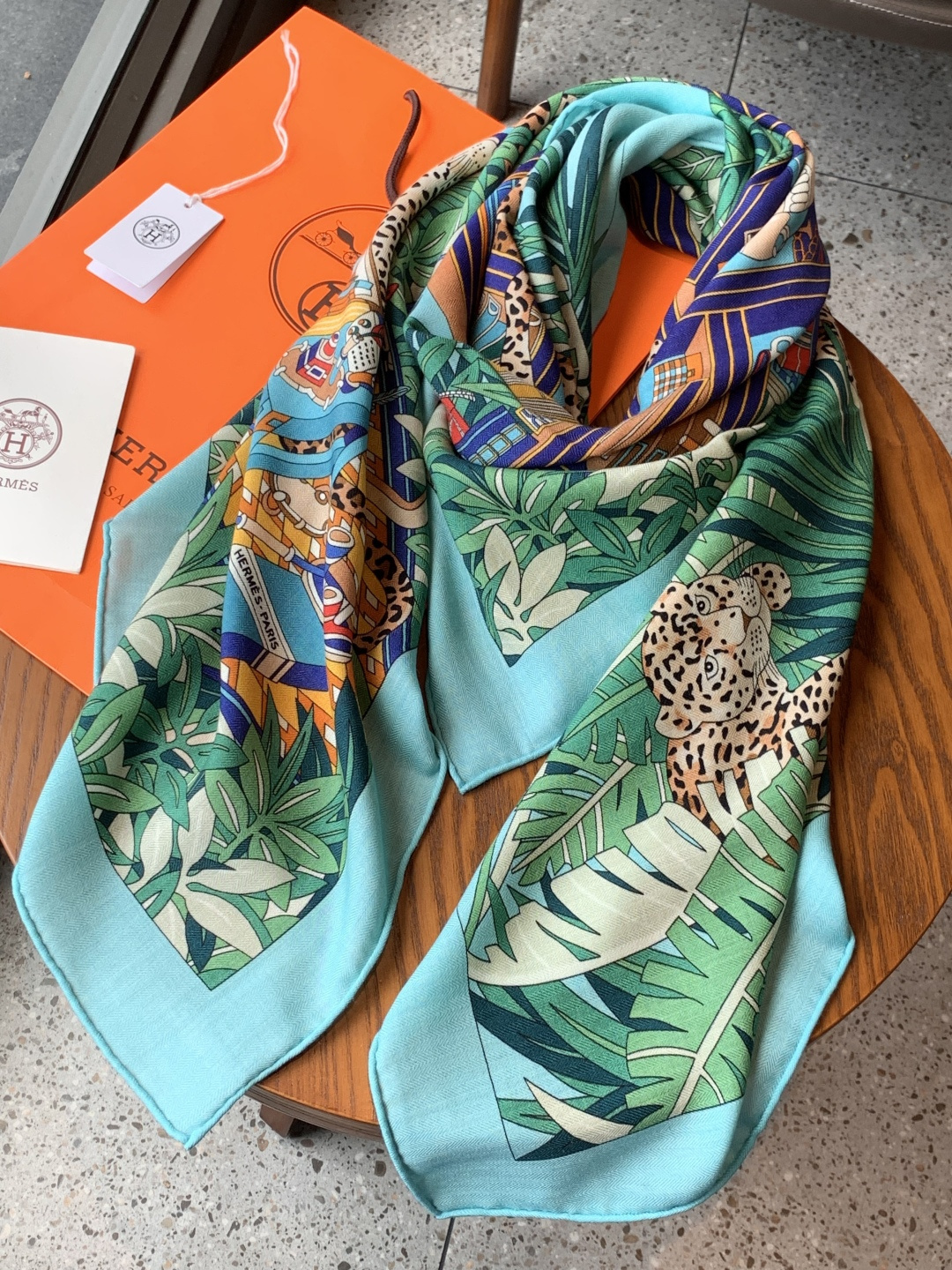 爱马仕新款双面同色 品名：十二花豹 面料：丝羊绒尺寸：140*140十二只花豹享受惬意休憩的时光。它们慵