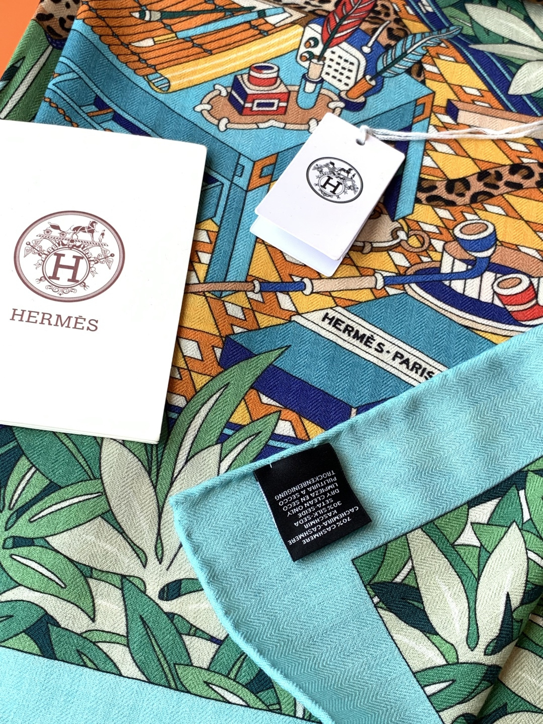 爱马仕新款双面同色 品名：十二花豹 面料：丝羊绒尺寸：140*140十二只花豹享受惬意休憩的时光。它们慵