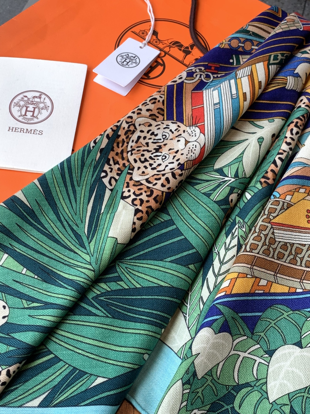 爱马仕新款双面同色 品名：十二花豹 面料：丝羊绒尺寸：140*140十二只花豹享受惬意休憩的时光。它们慵