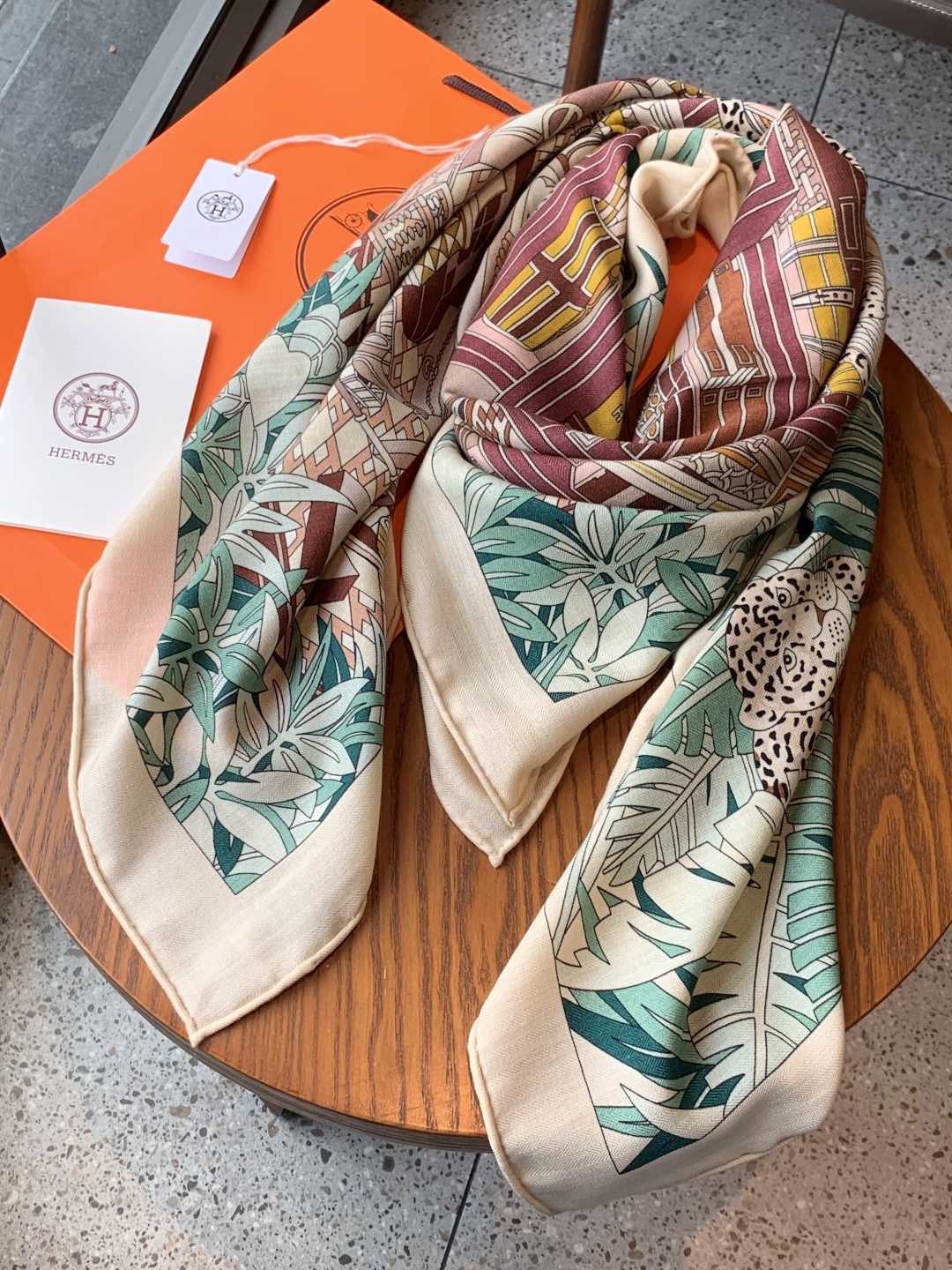 爱马仕新款双面同色 品名：十二花豹 面料：丝羊绒尺寸：140*140十二只花豹享受惬意休憩的时光。它们慵