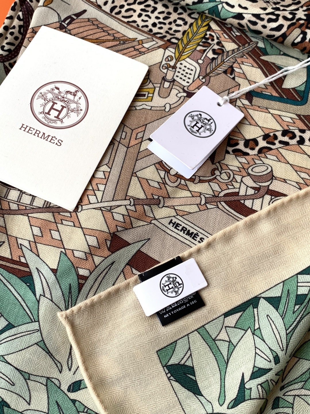 爱马仕新款双面同色 品名：十二花豹 面料：丝羊绒尺寸：140*140十二只花豹享受惬意休憩的时光。它们慵