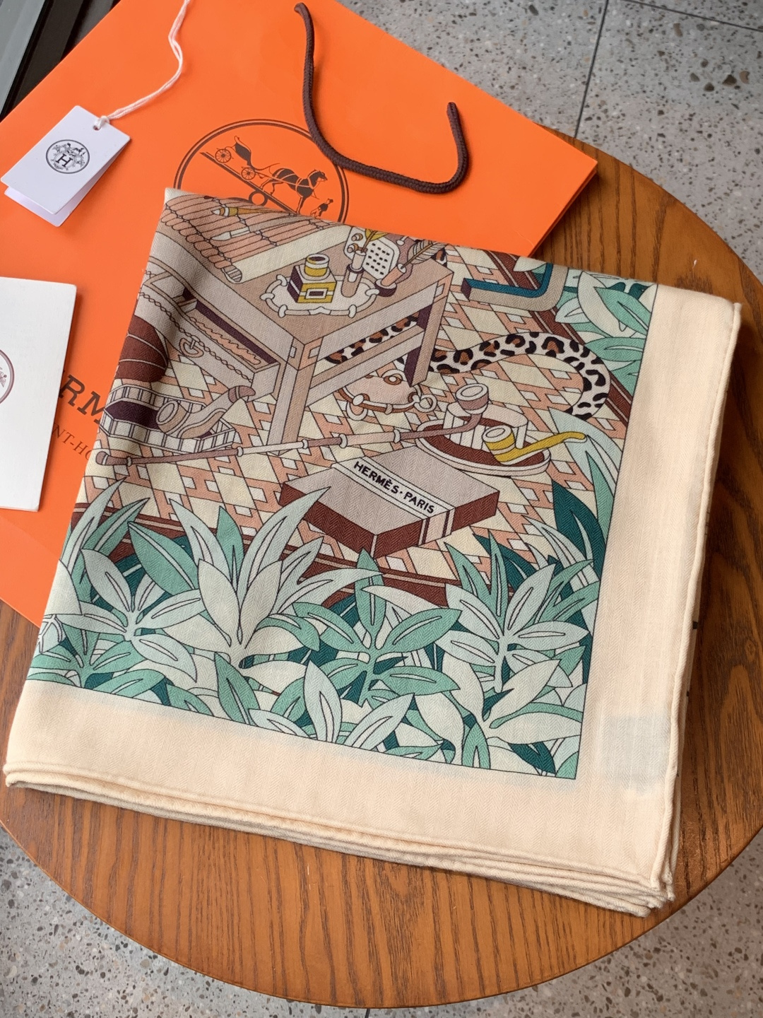 爱马仕新款双面同色 品名：十二花豹 面料：丝羊绒尺寸：140*140十二只花豹享受惬意休憩的时光。它们慵