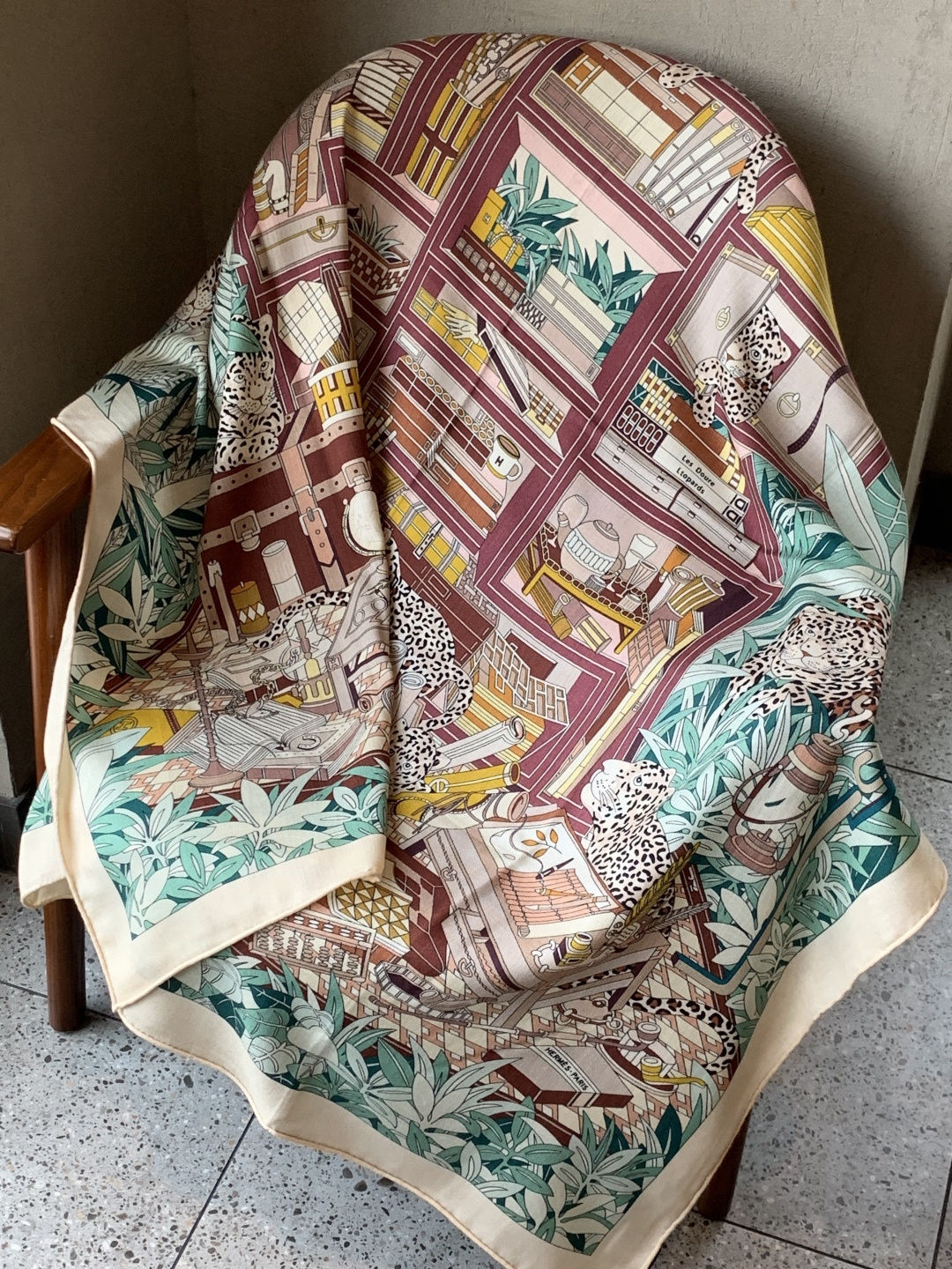 爱马仕新款双面同色 品名：十二花豹 面料：丝羊绒尺寸：140*140十二只花豹享受惬意休憩的时光。它们慵