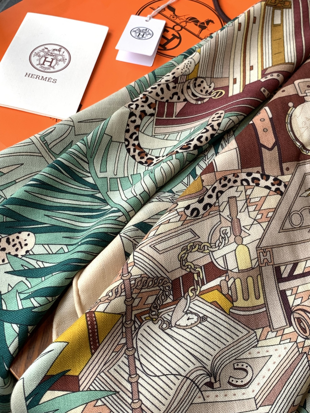 爱马仕新款双面同色 品名：十二花豹 面料：丝羊绒尺寸：140*140十二只花豹享受惬意休憩的时光。它们慵