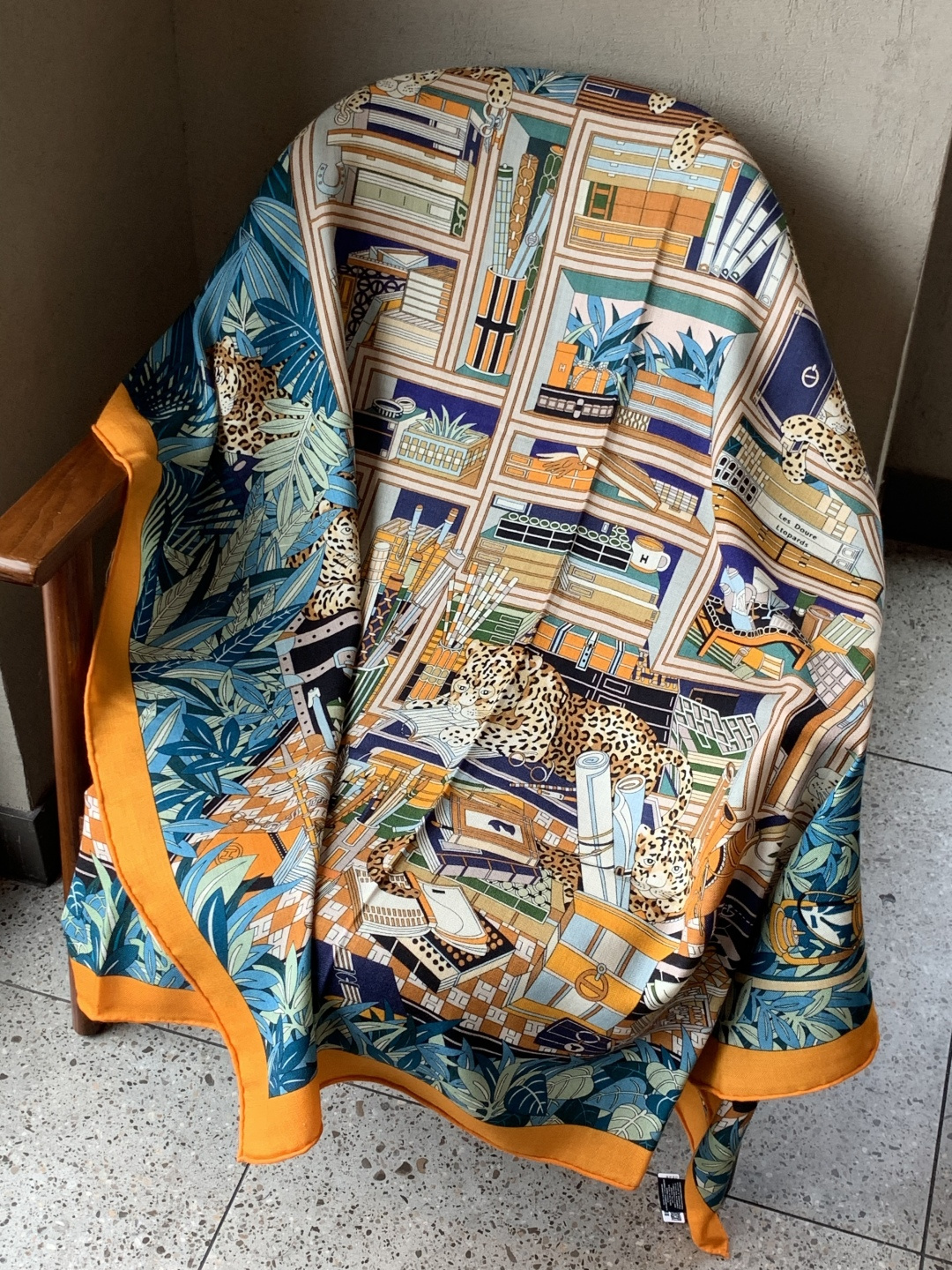 爱马仕新款双面同色 品名：十二花豹 面料：丝羊绒尺寸：140*140十二只花豹享受惬意休憩的时光。它们慵