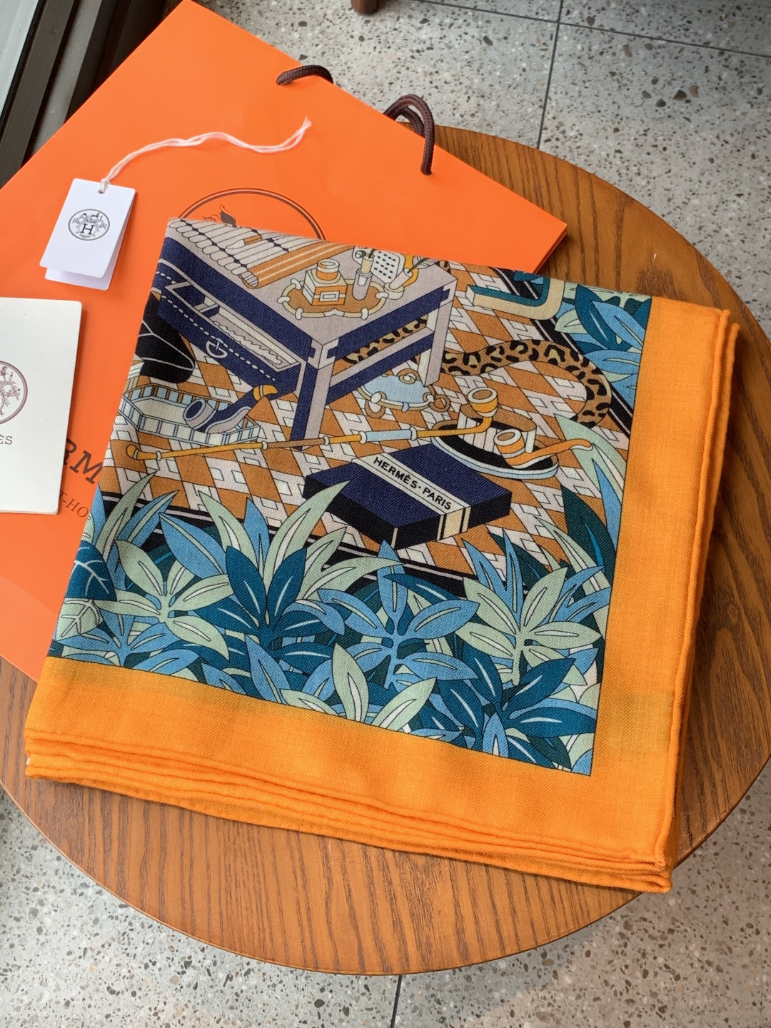 爱马仕新款双面同色 品名：十二花豹 面料：丝羊绒尺寸：140*140十二只花豹享受惬意休憩的时光。它们慵