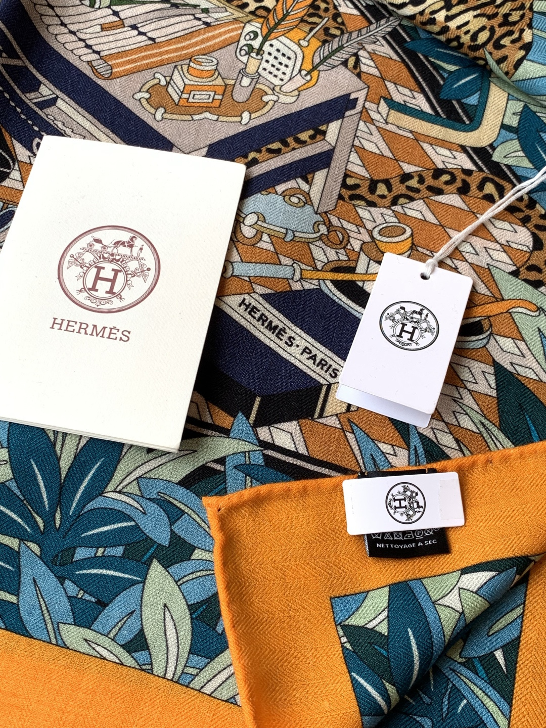 爱马仕新款双面同色 品名：十二花豹 面料：丝羊绒尺寸：140*140十二只花豹享受惬意休憩的时光。它们慵