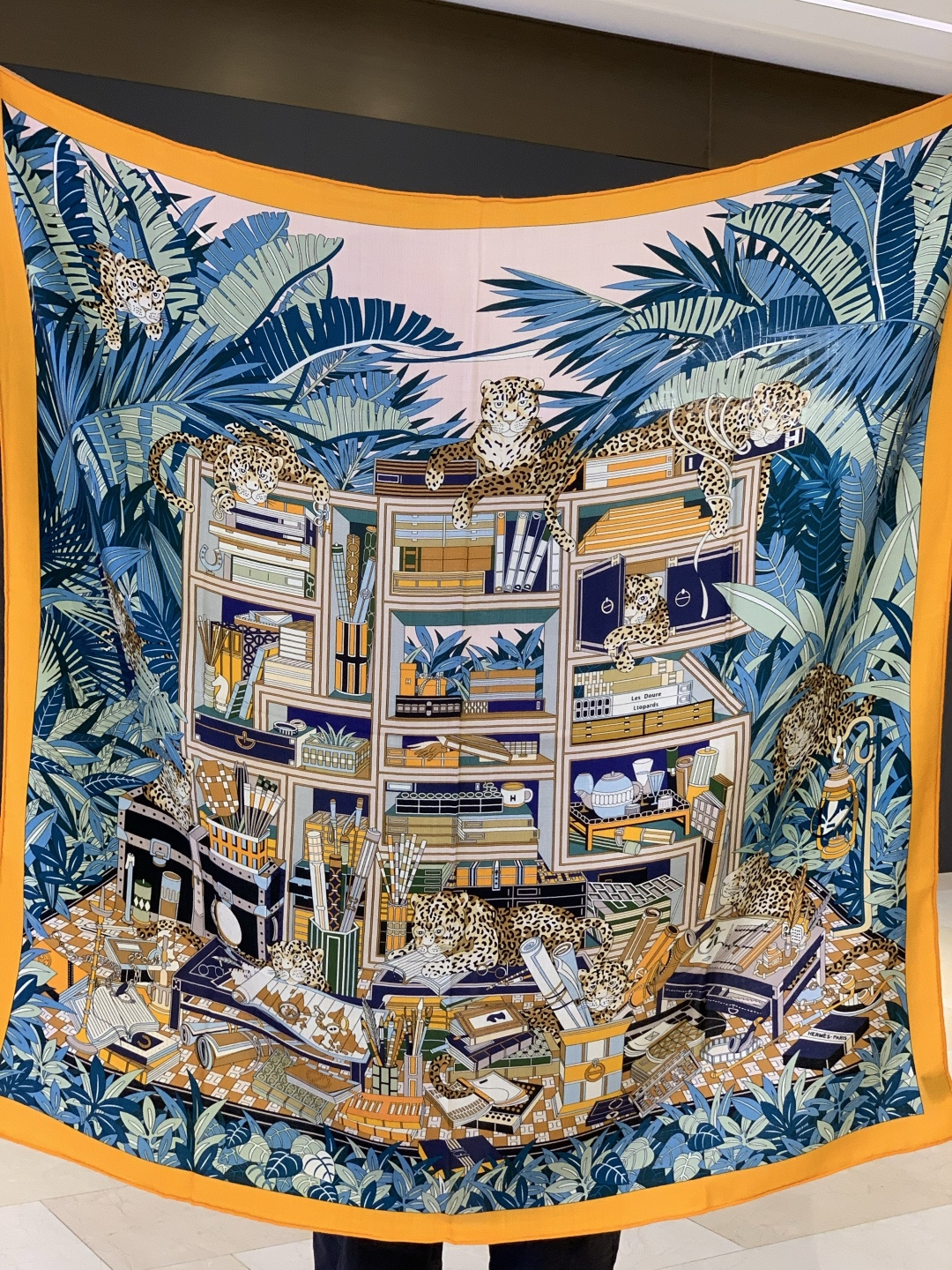 爱马仕新款双面同色 品名：十二花豹 面料：丝羊绒尺寸：140*140十二只花豹享受惬意休憩的时光。它们慵