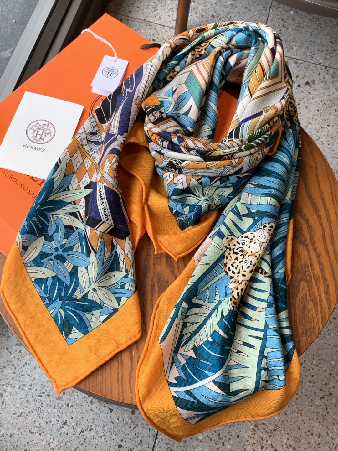 爱马仕新款双面同色 品名：十二花豹 面料：丝羊绒尺寸：140*140十二只花豹享受惬意休憩的时光。它们慵