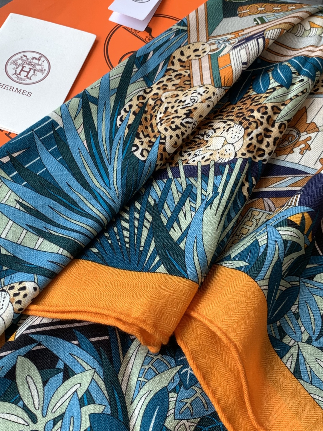 爱马仕新款双面同色 品名：十二花豹 面料：丝羊绒尺寸：140*140十二只花豹享受惬意休憩的时光。它们慵