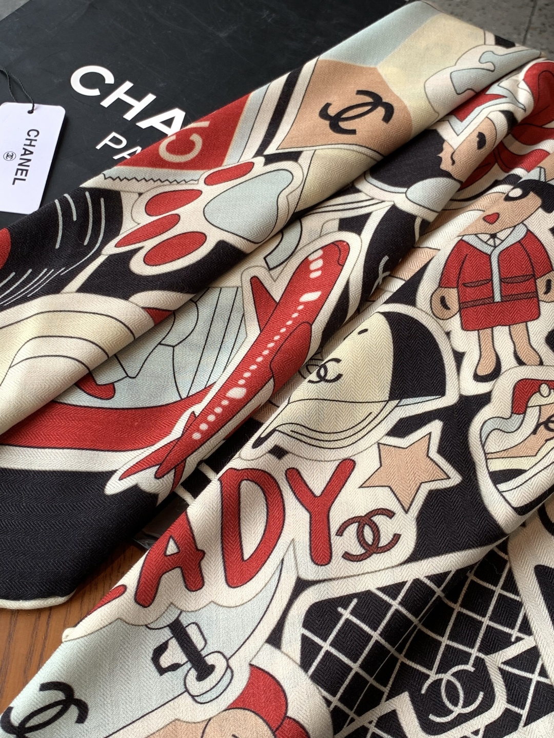 2025秋冬高级成衣系列～Chanel 【140双面同色丝绒披肩】此系列谱写一曲自由轻灵的赞歌本系列作品