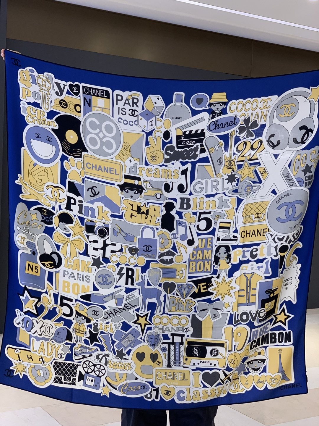 2025秋冬高级成衣系列～Chanel 【140双面同色丝绒披肩】此系列谱写一曲自由轻灵的赞歌本系列作品