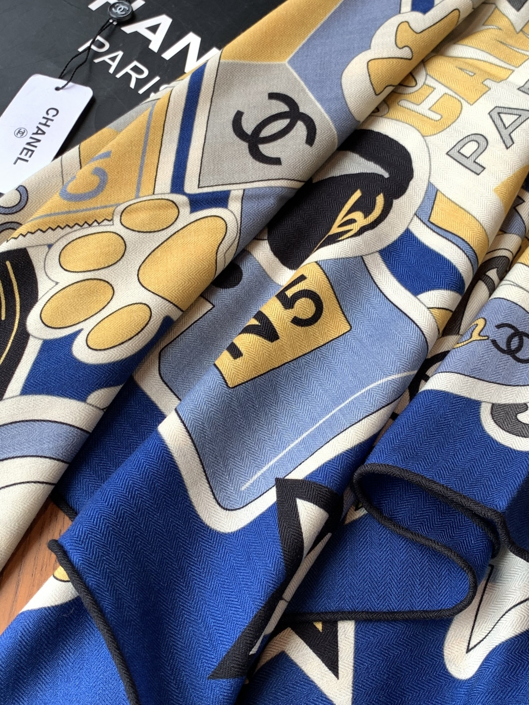 2025秋冬高级成衣系列～Chanel 【140双面同色丝绒披肩】此系列谱写一曲自由轻灵的赞歌本系列作品