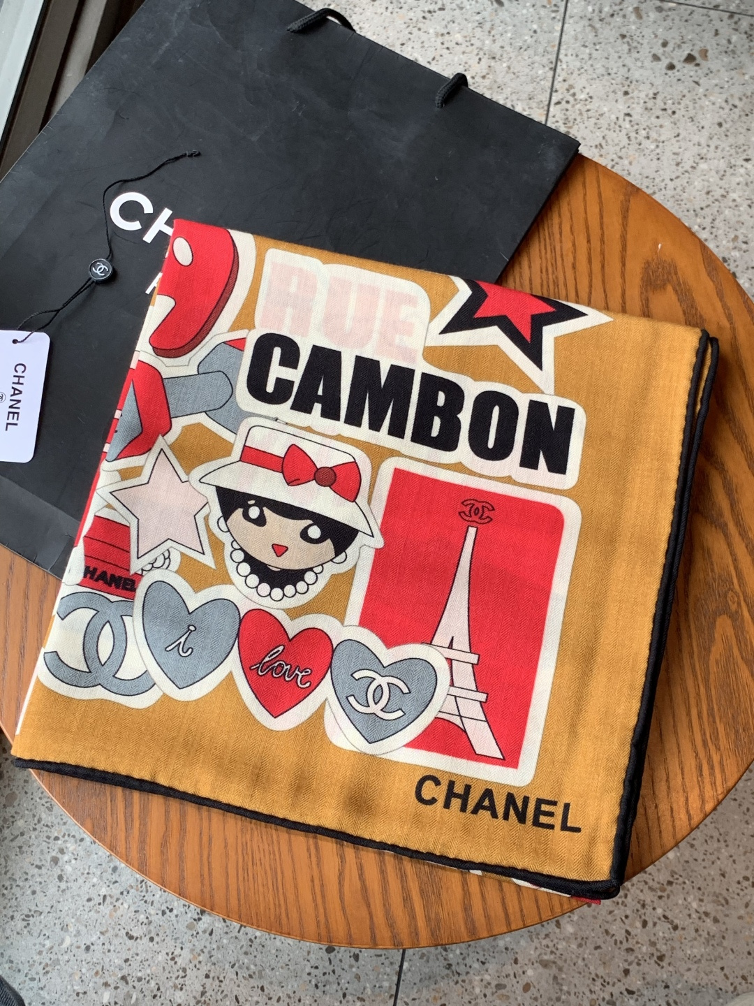 2025秋冬高级成衣系列～Chanel 【140双面同色丝绒披肩】此系列谱写一曲自由轻灵的赞歌本系列作品