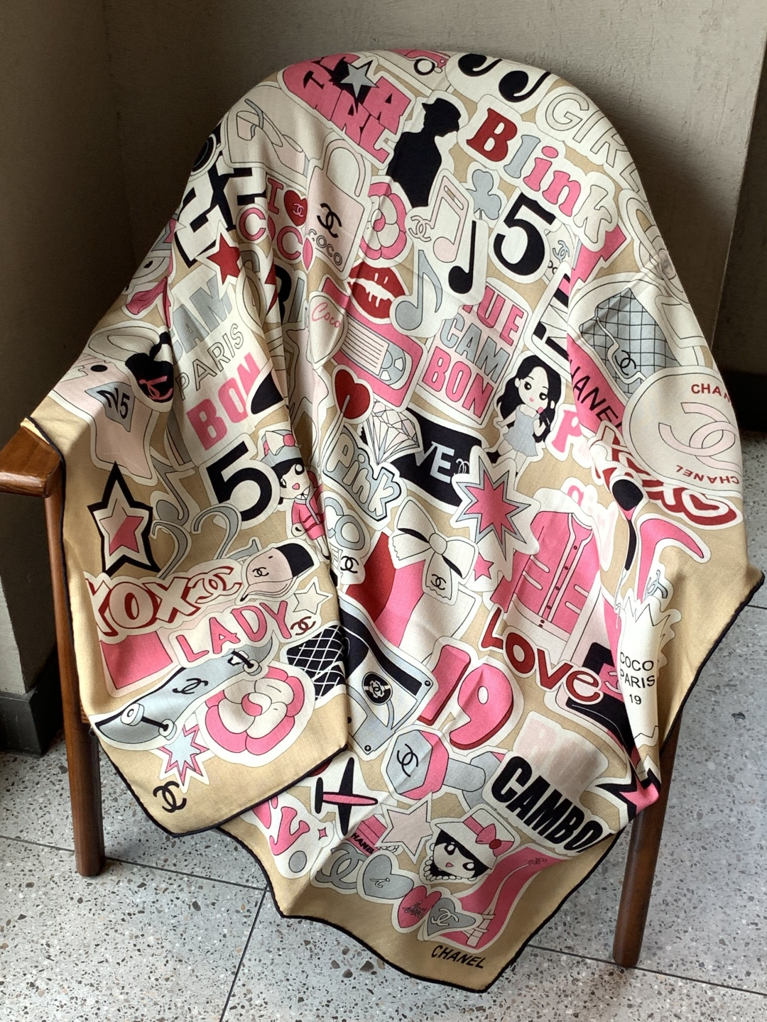 2025秋冬高级成衣系列～Chanel 【140双面同色丝绒披肩】此系列谱写一曲自由轻灵的赞歌本系列作品