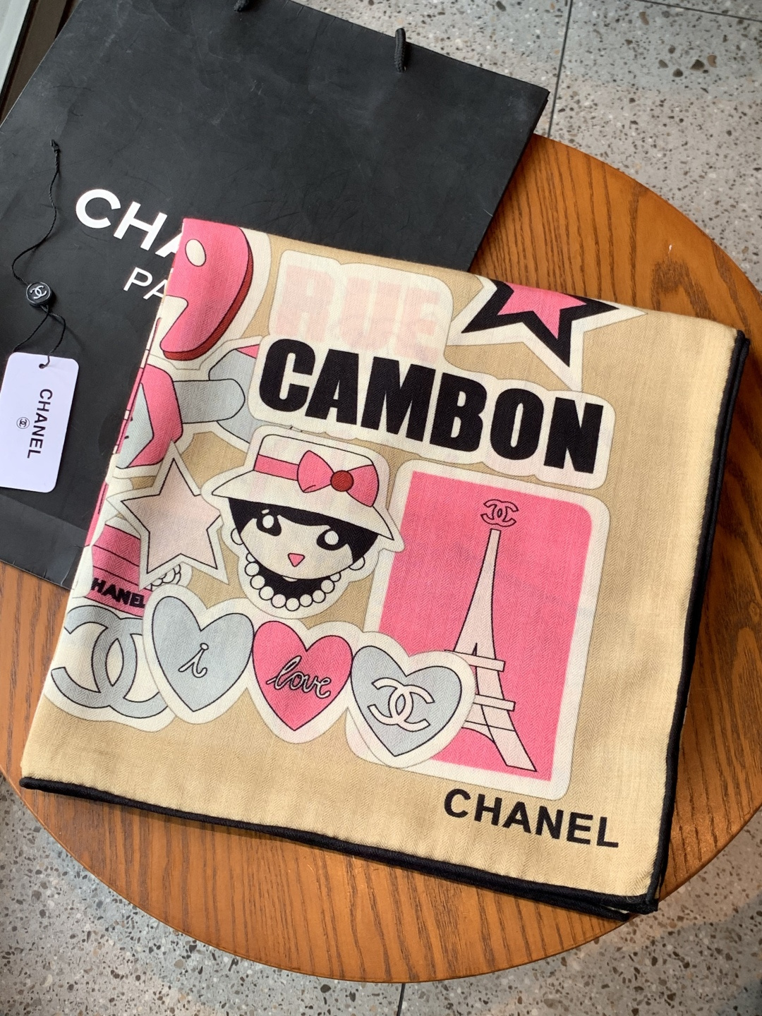 2025秋冬高级成衣系列～Chanel 【140双面同色丝绒披肩】此系列谱写一曲自由轻灵的赞歌本系列作品