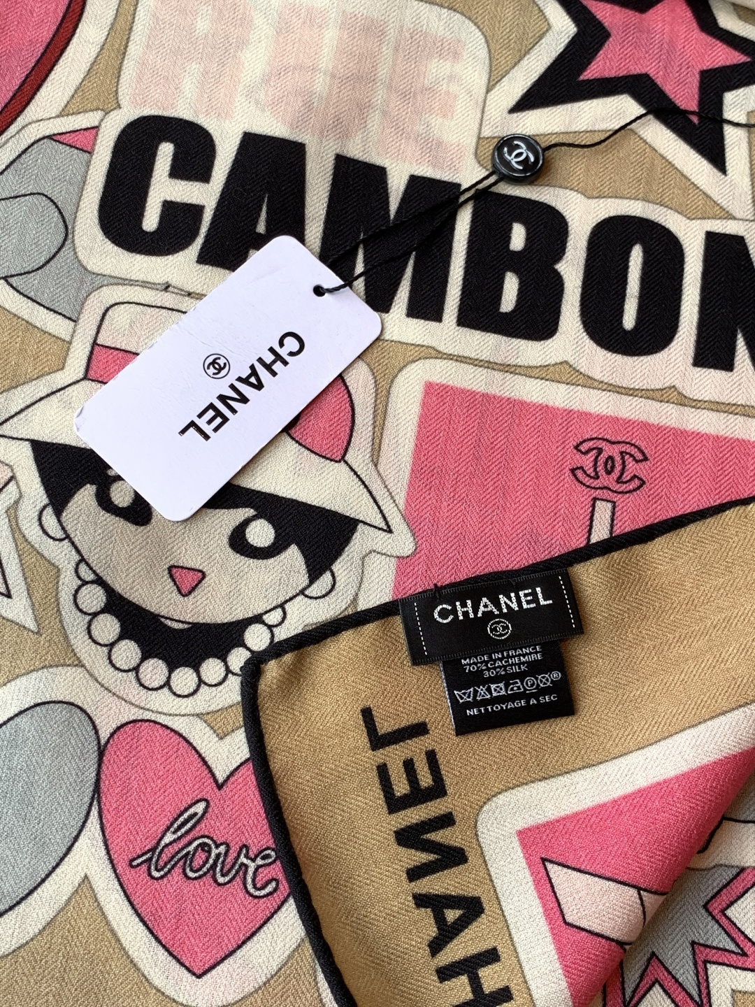 2025秋冬高级成衣系列～Chanel 【140双面同色丝绒披肩】此系列谱写一曲自由轻灵的赞歌本系列作品