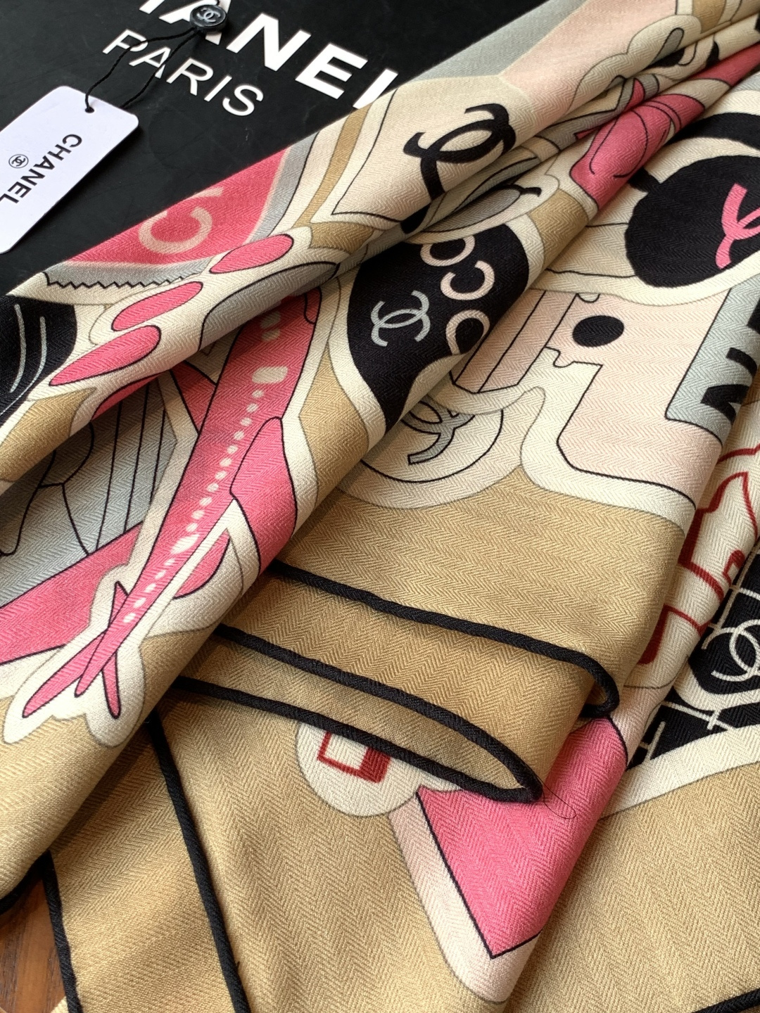 2025秋冬高级成衣系列～Chanel 【140双面同色丝绒披肩】此系列谱写一曲自由轻灵的赞歌本系列作品