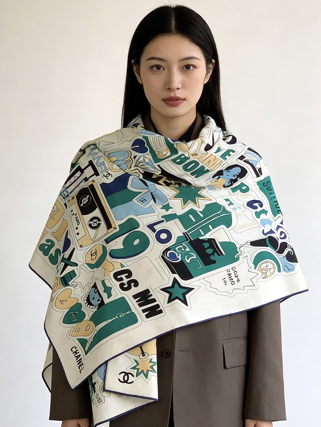 2025秋冬高级成衣系列～Chanel 【140双面同色丝绒披肩】此系列谱写一曲自由轻灵的赞歌本系列作品