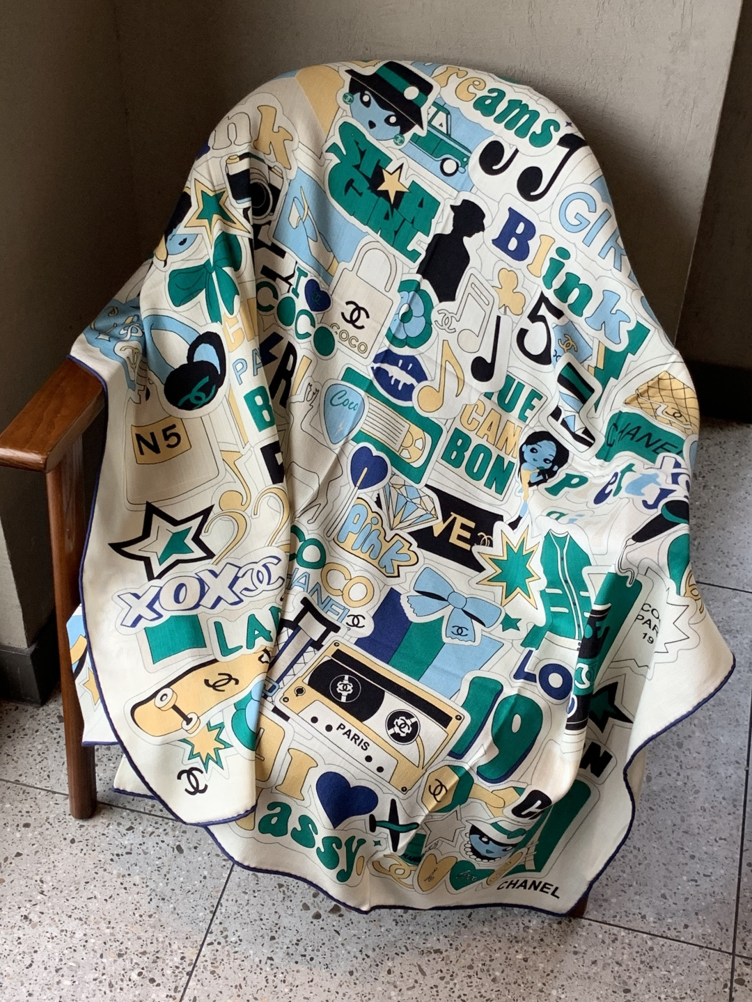 2025秋冬高级成衣系列～Chanel 【140双面同色丝绒披肩】此系列谱写一曲自由轻灵的赞歌本系列作品