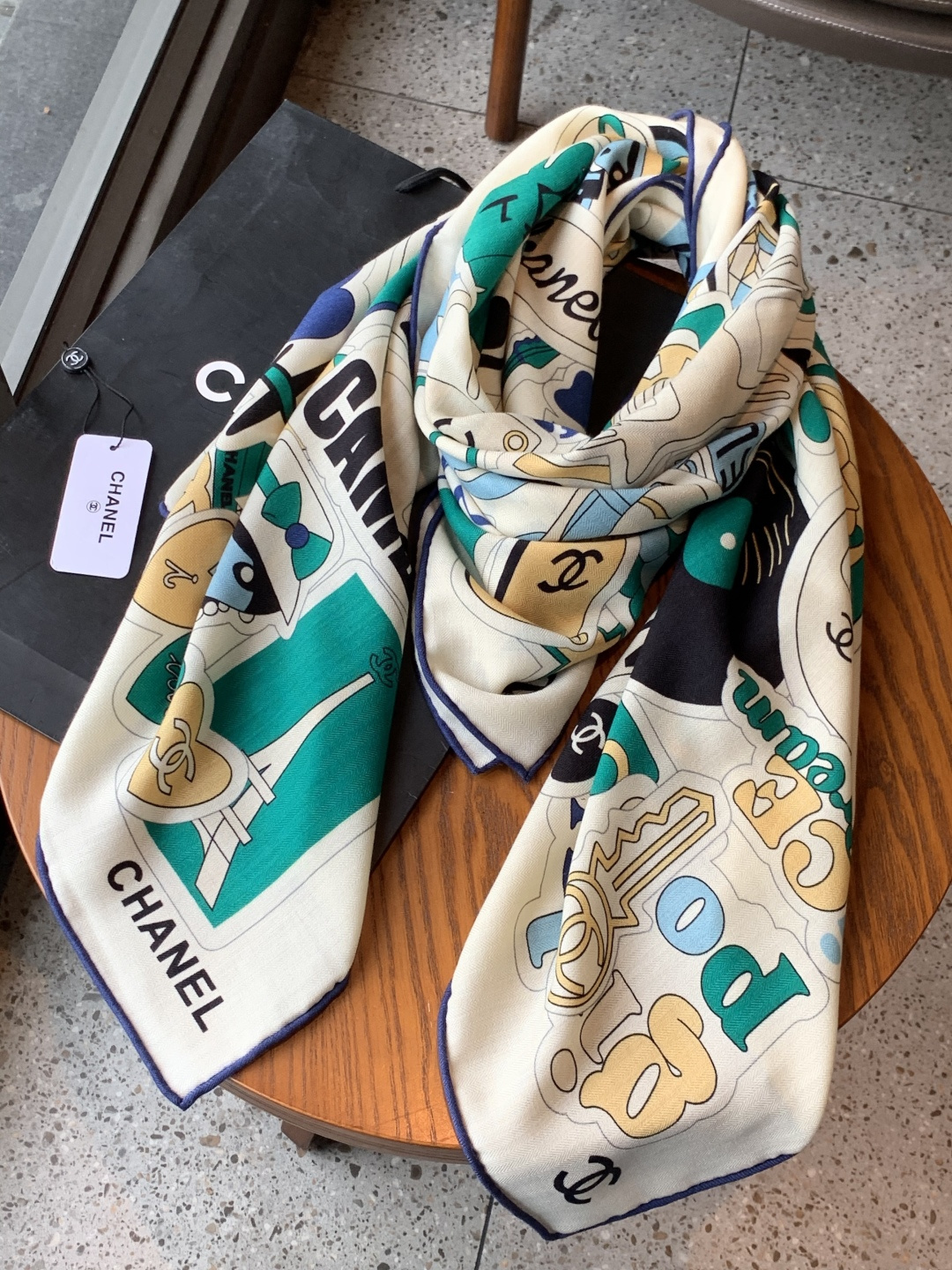 2025秋冬高级成衣系列～Chanel 【140双面同色丝绒披肩】此系列谱写一曲自由轻灵的赞歌本系列作品