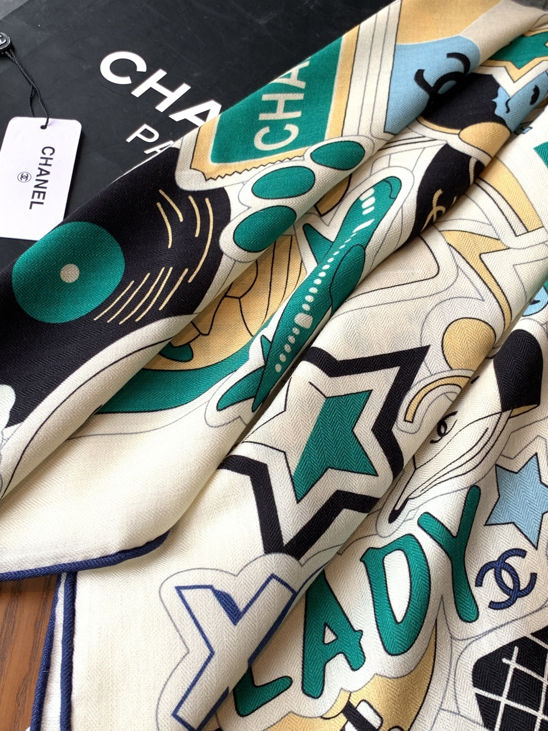 2025秋冬高级成衣系列～Chanel 【140双面同色丝绒披肩】此系列谱写一曲自由轻灵的赞歌本系列作品