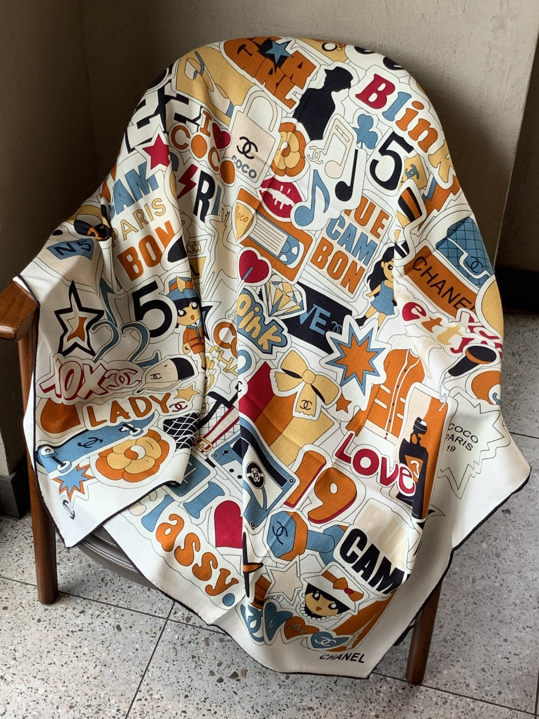 2025秋冬高级成衣系列～Chanel 【140双面同色丝绒披肩】此系列谱写一曲自由轻灵的赞歌本系列作品