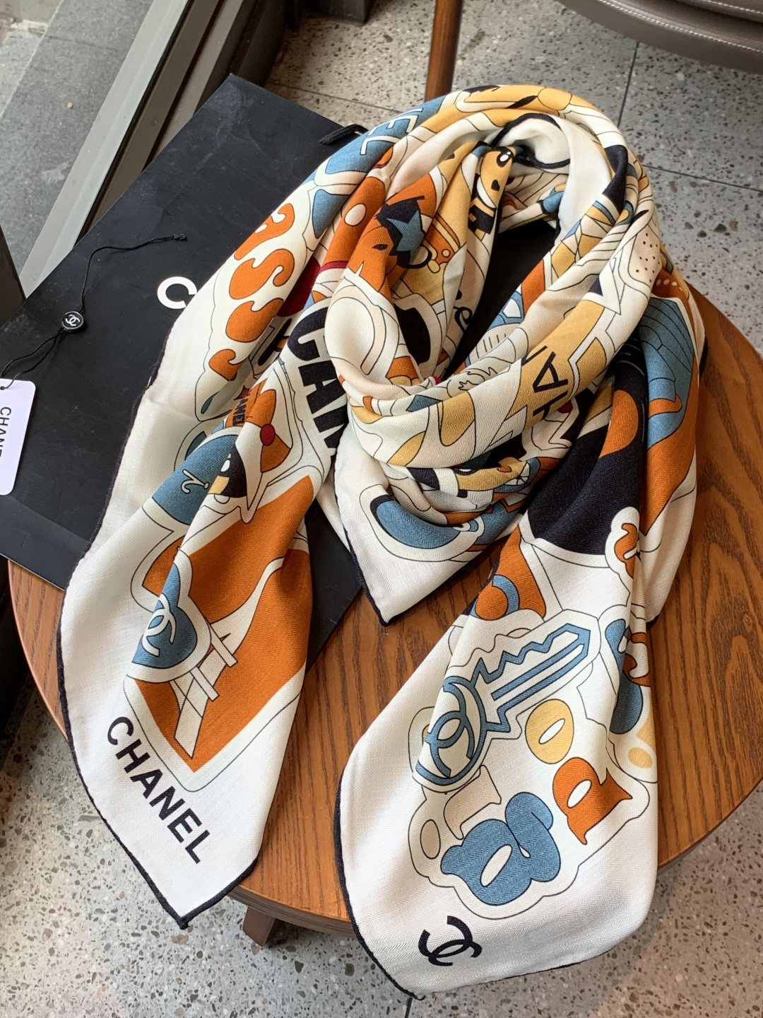 2025秋冬高级成衣系列～Chanel 【140双面同色丝绒披肩】此系列谱写一曲自由轻灵的赞歌本系列作品