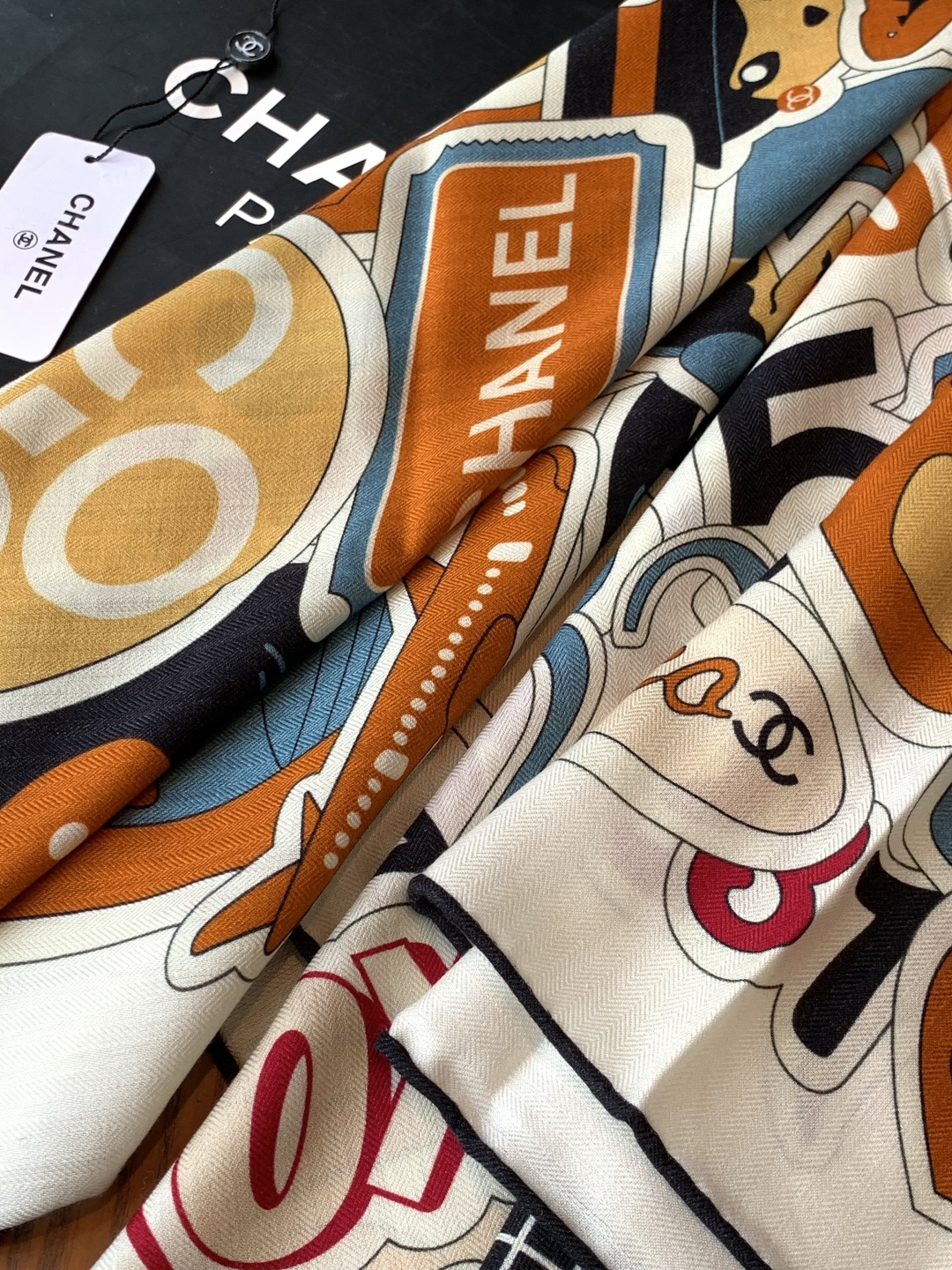 2025秋冬高级成衣系列～Chanel 【140双面同色丝绒披肩】此系列谱写一曲自由轻灵的赞歌本系列作品