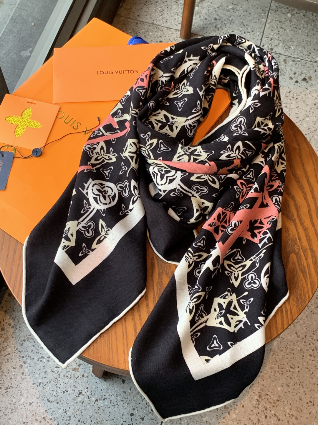 LV x TM 140披肩【140顶级丝绒双面同色披肩】本款LVxTMMonogram Multicol