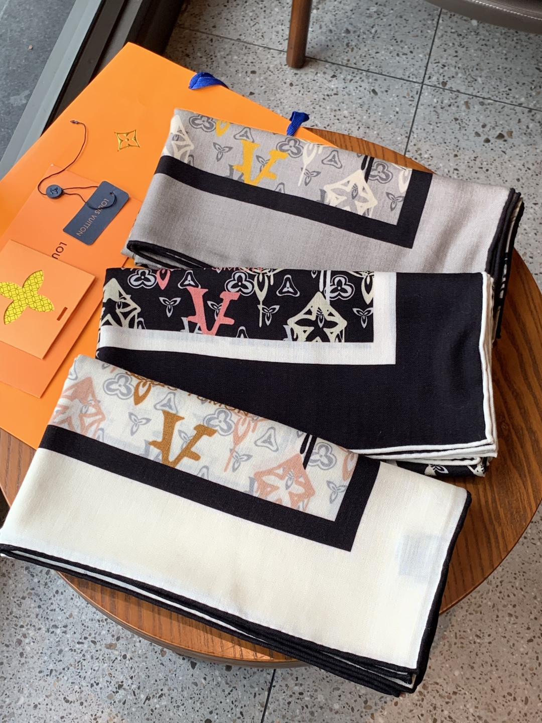 LV x TM 140披肩【140顶级丝绒双面同色披肩】本款LVxTMMonogram Multicol