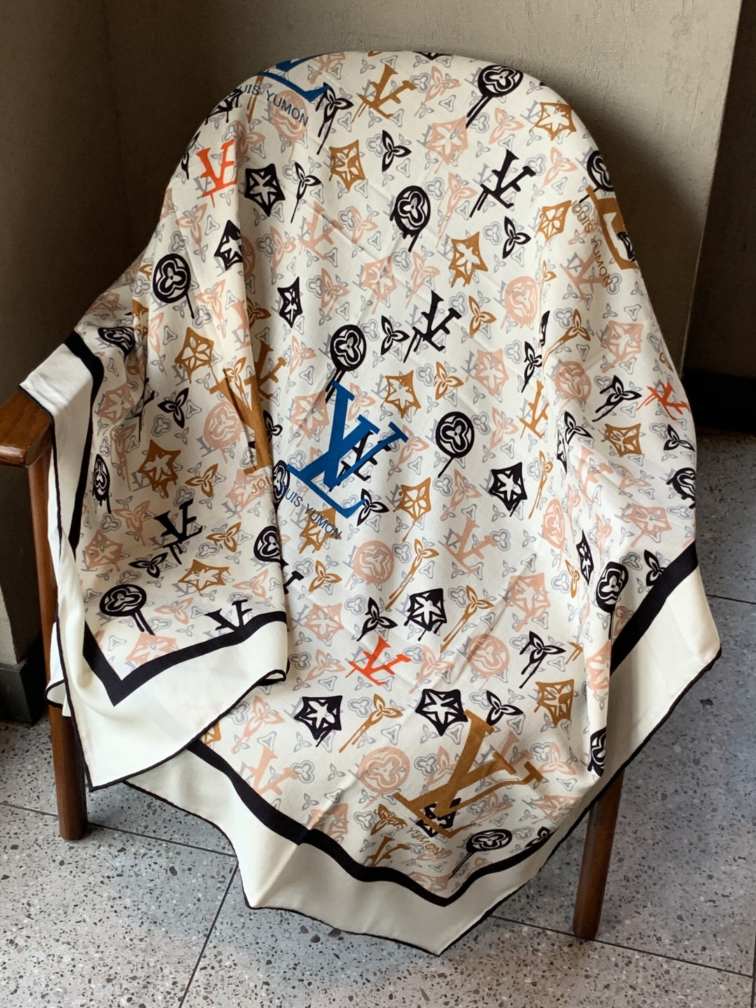 LV x TM 140披肩【140顶级丝绒双面同色披肩】本款LVxTMMonogram Multicol