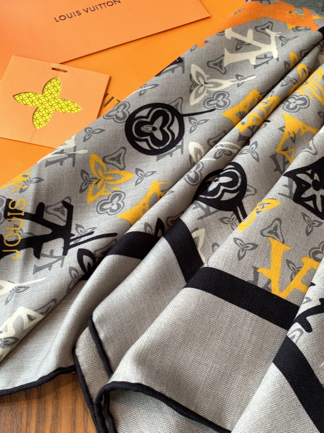 LV x TM 140披肩【140顶级丝绒双面同色披肩】本款LVxTMMonogram Multicol