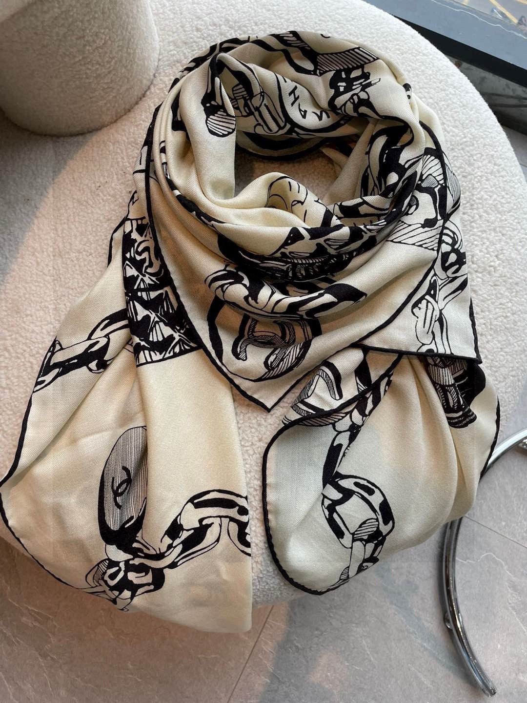 CHANEL（香奈儿）套用汪曾祺《人间草木》里的一句话：在黑白里温柔地爱彩色，在彩色里朝圣黑白。所以香家