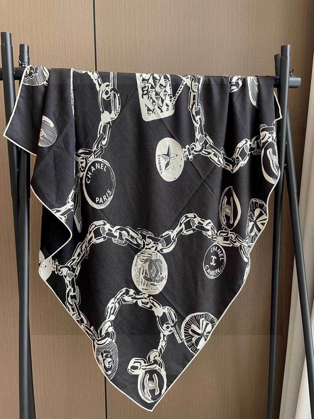 CHANEL（香奈儿）套用汪曾祺《人间草木》里的一句话：在黑白里温柔地爱彩色，在彩色里朝圣黑白。所以香家