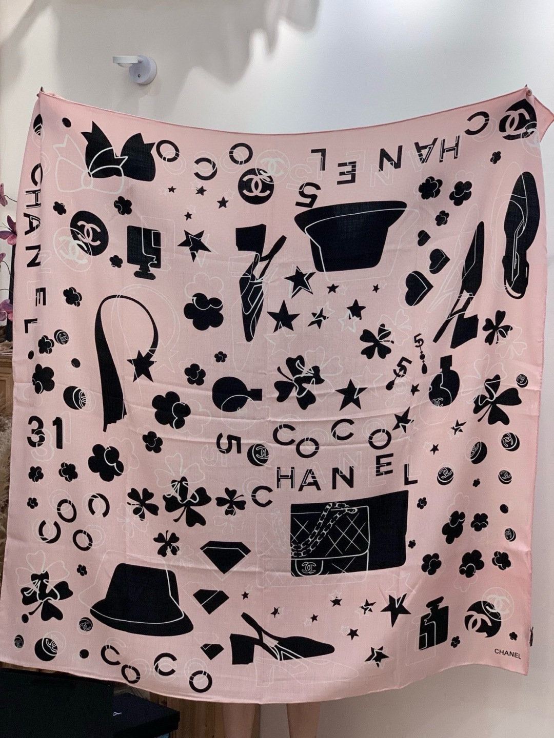 上新❤️【Chanel】 经典茶花优雅Coco风，Chanel最新菱格丝绒大方巾~气质到骨子里，香奶奶新