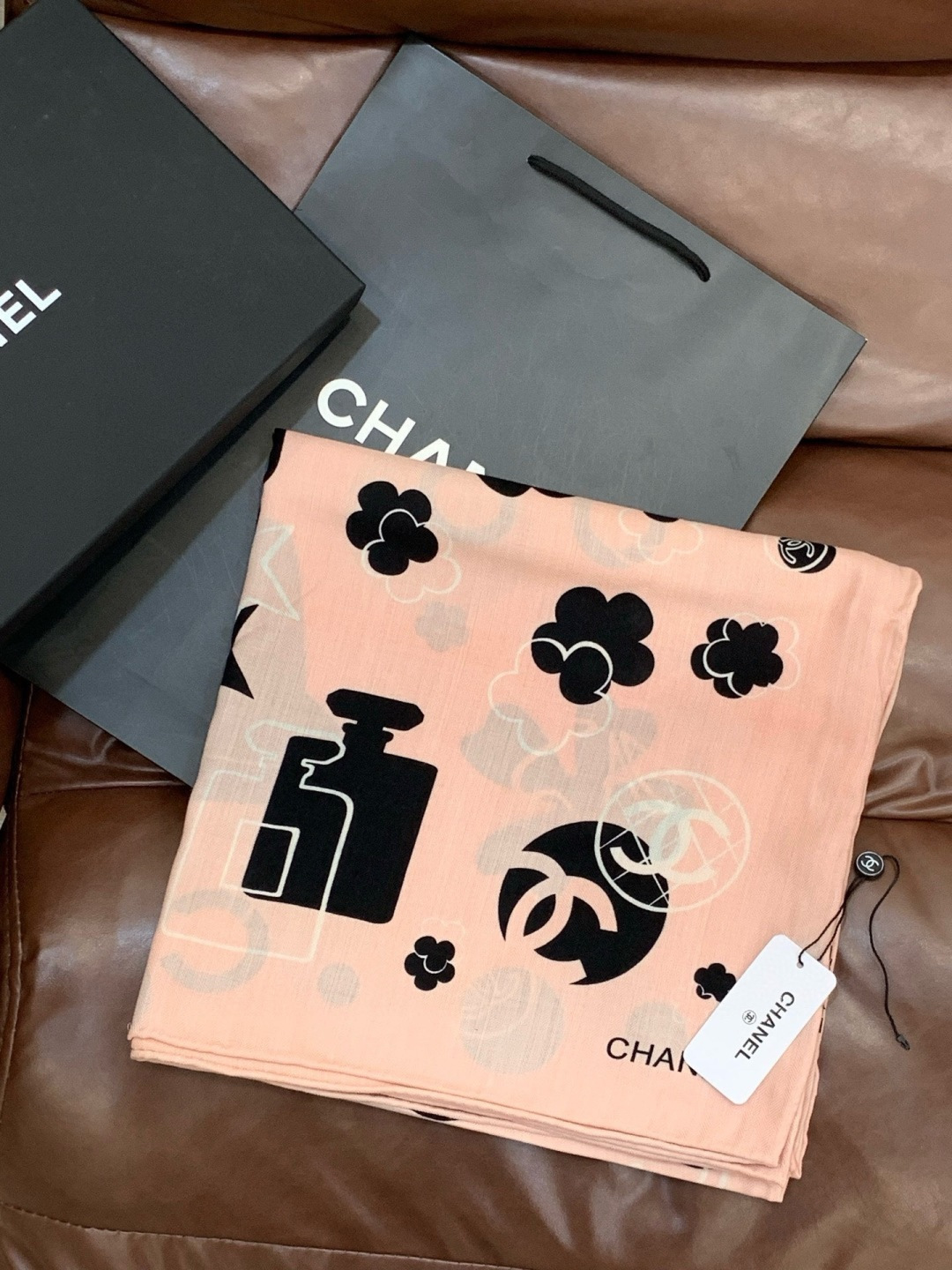 上新❤️【Chanel】 经典茶花优雅Coco风，Chanel最新菱格丝绒大方巾~气质到骨子里，香奶奶新