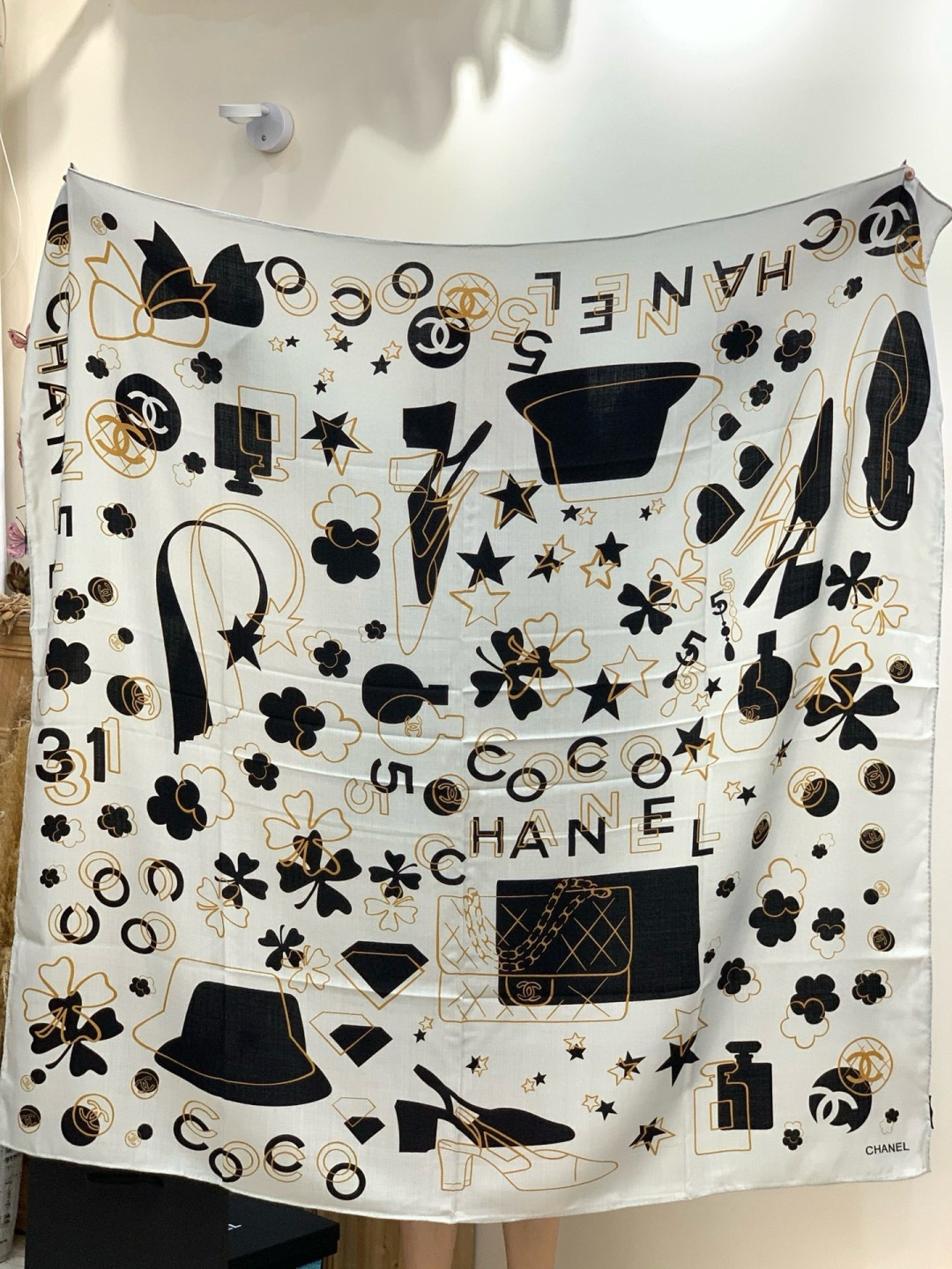 上新❤️【Chanel】 经典茶花优雅Coco风，Chanel最新菱格丝绒大方巾~气质到骨子里，香奶奶新