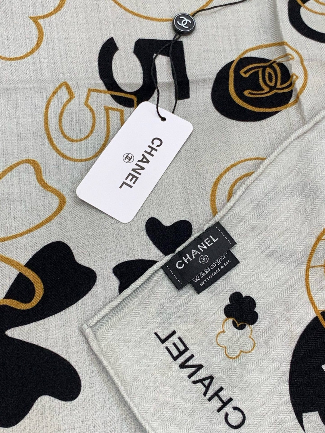 上新❤️【Chanel】 经典茶花优雅Coco风，Chanel最新菱格丝绒大方巾~气质到骨子里，香奶奶新