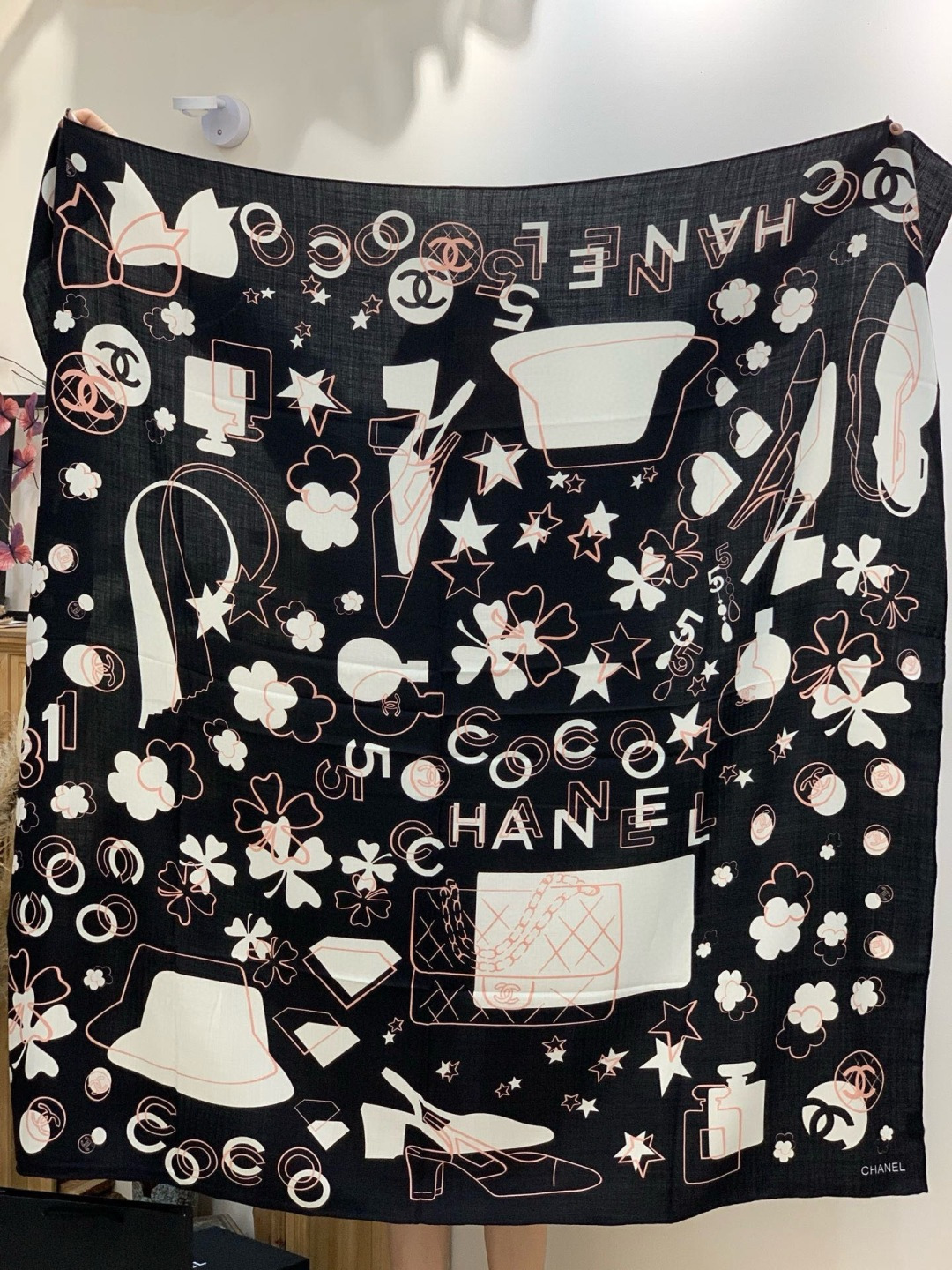 上新❤️【Chanel】 经典茶花优雅Coco风，Chanel最新菱格丝绒大方巾~气质到骨子里，香奶奶新